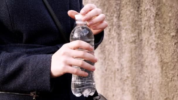 Mains Des Femmes Fermer Couvercle Une Bouteille Plastique Avec Eau — Video