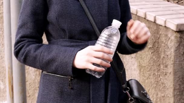 Chica Abre Una Botella Plástico Vacía Primer Plano Del Concepto — Vídeo de stock