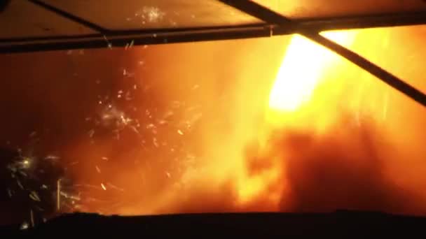 Erimiş Çelik Kepçe Dökülüyor Döküm Için Kepçeden Demirli Metal Taşıma — Stok video