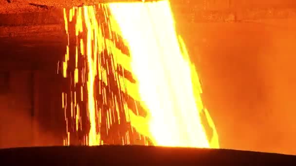 製鉄所の鍋からの溶鉄 — ストック動画