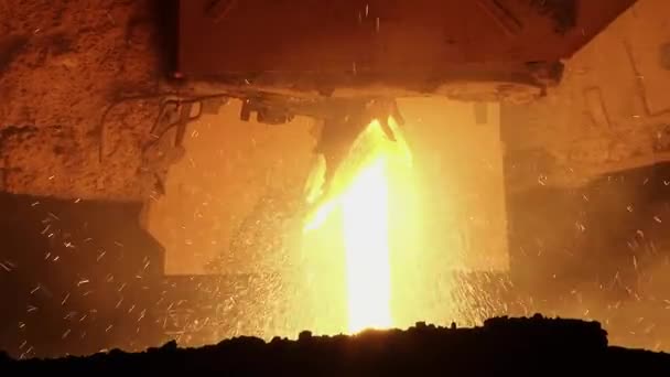 製鉄所の鍋からの溶鉄 — ストック動画