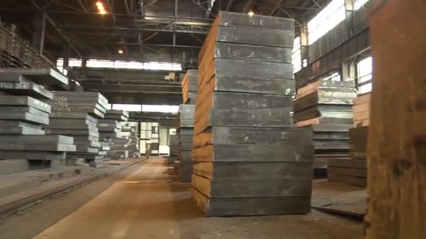 冶金厂的仓库板店 一批厚厚的金属片 — 图库视频影像