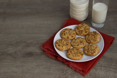 eski ahşap arka plan üzerinde fıstık ile ev yapımı yulaf ezmesi çerezleri.