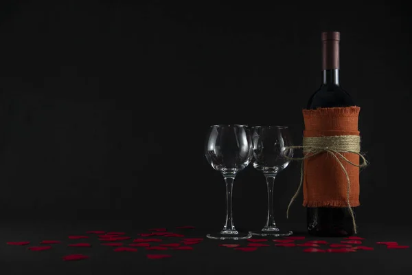 Sevgililer Günü Dağınık Bardaklar Şarap Kırmızı Kalpler Aşk Gecesi — Stok fotoğraf