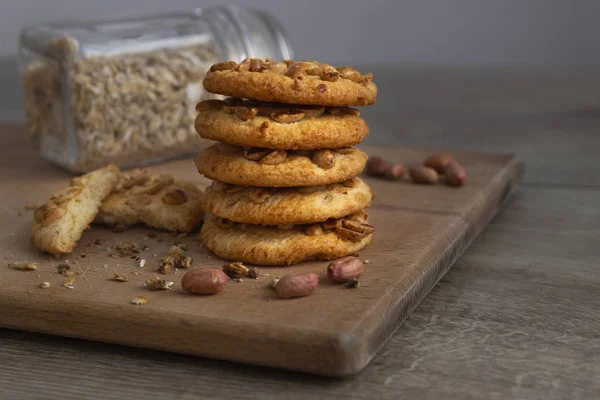 Biscoitos Aveia Com Amendoim Tábua Madeira Fundo Mesa Velha Conceito — Fotografia de Stock