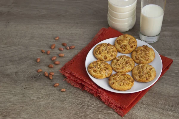 eski ahşap arka plan üzerinde fıstık ile ev yapımı yulaf ezmesi çerezleri.