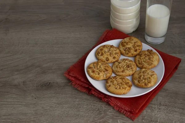 eski ahşap arka plan üzerinde fıstık ile ev yapımı yulaf ezmesi çerezleri.