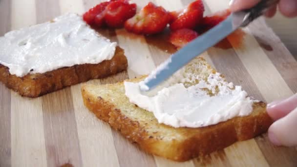 Sándwich Fresa Roja Fresca Requesón Blanco Una Tabla Madera Cerca — Vídeo de stock