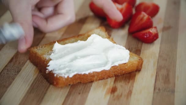 Sandwich Van Verse Rode Aardbei Witte Kwark Een Houten Plank — Stockvideo