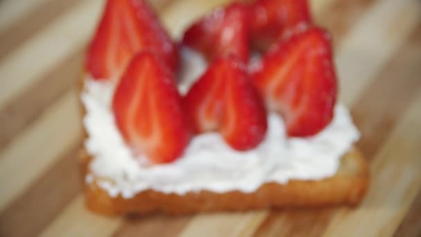 Σάντουιτς Κόκκινο Φράουλα Και Λευκό Τυρί Cottage Μια Ξύλινη Σανίδα — Αρχείο Βίντεο