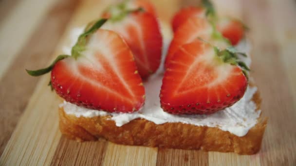 Sandwich Van Rode Aardbei Witte Kwark Een Houten Plank Close — Stockvideo