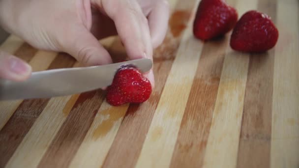 Mãos Femininas Cortando Morango Fresco Uma Tábua Madeira Fatias Morango — Vídeo de Stock