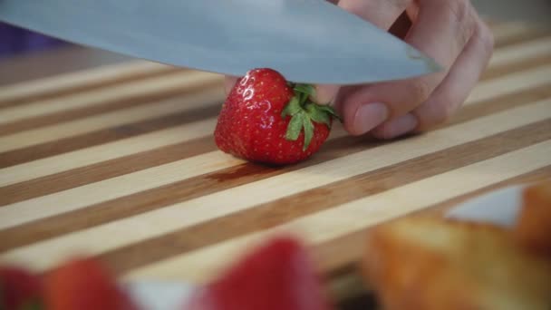 Mani Maschili Che Tagliano Fragole Fresche Una Tavola Legno Affettatura — Video Stock