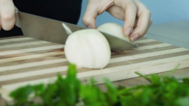 Hızla Soğan Doğrama, Close-Up. Beyaz soğanlar yakın. Kadın elleri mutfakta soğan kesti. Kırmızı soğanMakro çekim. Kadın tahta bir tahtada soğan kesiyor..