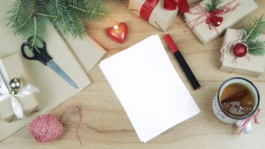 Baharatlar, Noel ağacı, hediyeler ve ahşap arka plan üzerinde mum ile sıcak çay. Planlama ve tasarım konsepti Düz döşeme, kopyalama alanı, üst görünüm.