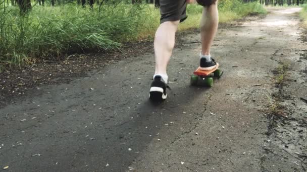 Nahaufnahme Von Männerbeinen Beginnen Fahrt Bord Sommerpark Skater Junge Fahrt — Stockvideo