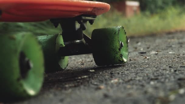 Närbild Män Ben Börja Rida Ombord Sommar Parken Skater Pojke — Stockvideo