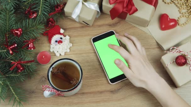 Kerst Concept Bovenaanzicht Zwarte Telefoon Met Roze Kast Met Groen — Stockvideo