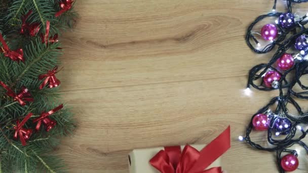 クリスマスプレゼントを交換するカップル 彼のボーイフレンドや夫にクラフトペーパーでプレゼントを与える女性の手 新年の装飾が施された木製のテーブル トッププランビュー — ストック動画