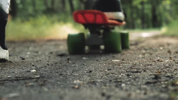 Close Homens Pernas Começam Andar Bordo Parque Verão Skater Menino — Vídeo de Stock