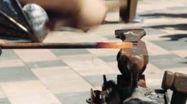 Demirci, demircideki erimiş metali elle havai fişeklerle dövüyor.. 