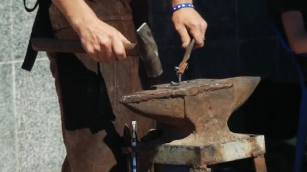 铁匠用火花手工锻造铁匠铁锤上的熔融金属 — 图库视频影像