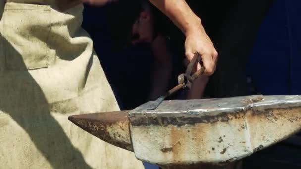 Een Smid Houdt Een Enorme Hamer Bonzen Hete Metalen Balk — Stockvideo