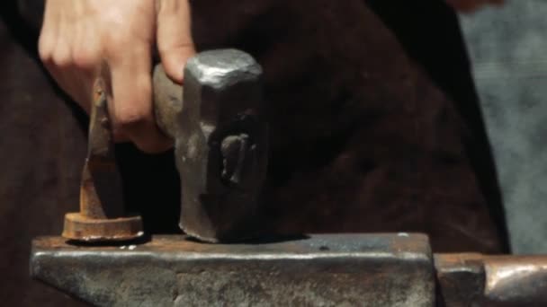 スミシーで熱い金属を鍛造 鍛冶師はアンビルクローズアップでホットメタルを手動で鍛造 — ストック動画