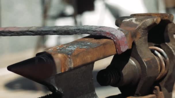 史密斯在铁锤上的钩子上形成红热铁 铁匠在锻造击败锤热金属在铁锤 史密斯在街上特写 — 图库视频影像