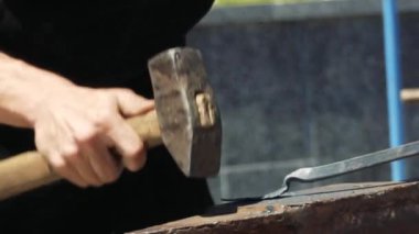 Demirci sac fabrikası üretmektedir. Çekiç. Forge. Close. Sıcak metal. Demir. 