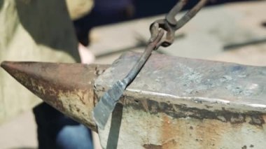 Demirci sac fabrikası üretmektedir. Çekiç. Forge. Close. Sıcak metal. Demir. 