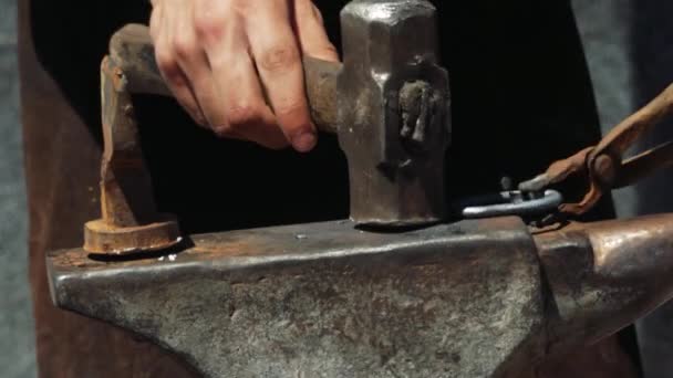 铁匠用金属手工锻造了一颗心 他用锤子和钳子 纠正金属心脏的形状 — 图库视频影像