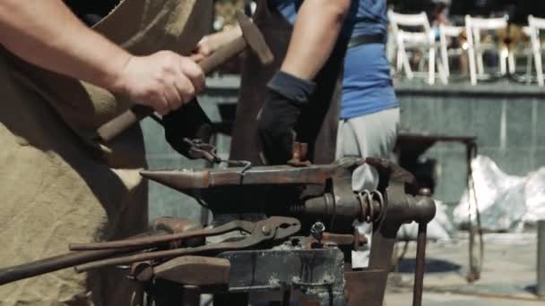 Ferreiro Manualmente Forjando Metal Fundido Bigorna Ferreiro Com Fogos Artifício — Vídeo de Stock