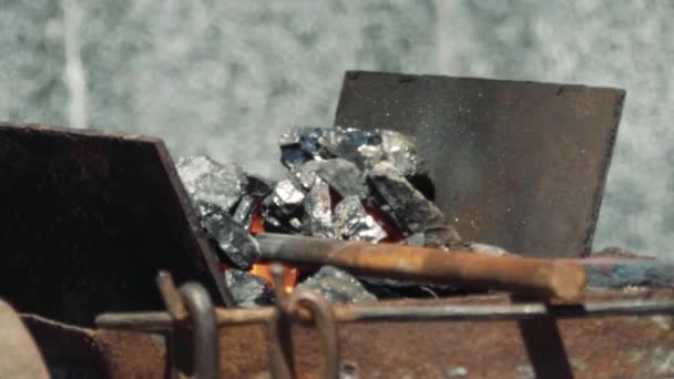 熱い金属で鍛冶屋の火 金属鍛造 スミシーで熱い鉄を鍛造 アイアンスミスワーク 炉内の金属の加熱 — ストック動画