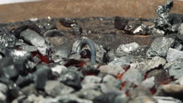 Close Hot Metal Bar Ser Aquecido Uma Forja Carvão Loja — Vídeo de Stock