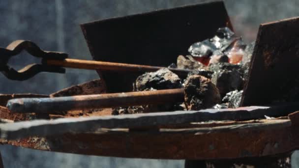 Primer Plano Barra Metal Caliente Que Calienta Una Forja Carbón — Vídeo de stock