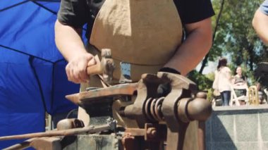 Demircide sıcak metal dövmek. Demirci elle örs yakın sıcak metal dövme