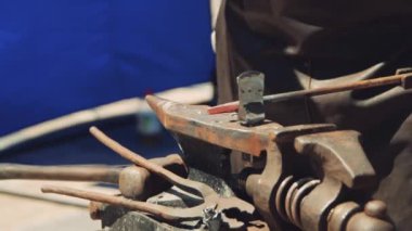 Demirci, demircideki erimiş metali elle havai fişeklerle dövüyor.. 