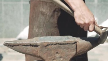 Demirci elle kıvılcım ile demirci içinde örs erimiş metal dövme.
