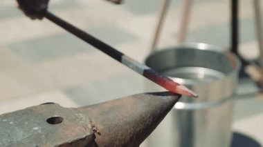 Demirci, kıvılcım havai fişeklerle demircide erimiş metali elle taklit ediyor. Yakın çekim.