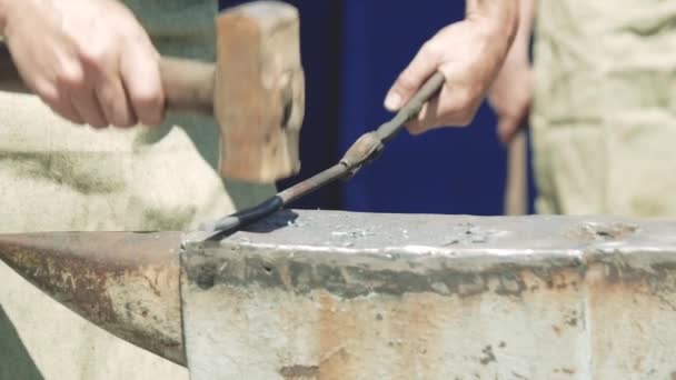 Schmied Der Rotglühendes Eisen Haken Auf Amboss Formt Schmied Schmiede — Stockvideo