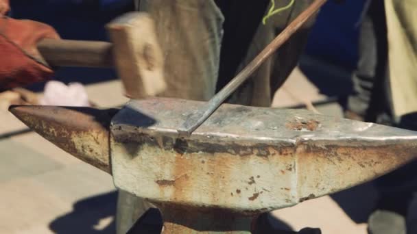 Demirci Yardımcısı Kıvılcım Havai Fişeklerle Demircide Erimiş Metali Elle Dövmek — Stok video