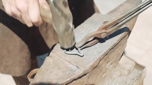 Herrero Forjó Manualmente Corazón Metal Con Martillo Pinzas Corrige Forma — Vídeo de stock