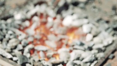 Hot Metal Bar Close Up Alev ile Demirci Dükkanı'nda bir Kömür Forge ısıtmalı olmak. Metal parçalar fırında ısıtılır ve demirci atölyesinde dövme için hazırlanır. Odak değiştirme.