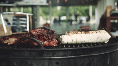 Ateşte ızgara lezzetli sulu et biftek pişirme. Lezzetli ızgara yemekler. Domuz eti ateşte hazırlandı. Sokak yemekleri. Barbekü partisi. Kabuklu kavrulmuş et. Izgara, lezzetli beefsteak yakın 
