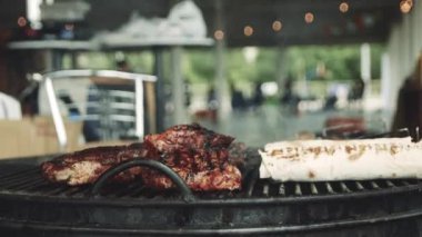 Ateşte ızgara lezzetli sulu et biftek pişirme. Lezzetli ızgara yemekler. Domuz eti ateşte hazırlandı. Sokak yemekleri. Barbekü partisi. Kabuklu kavrulmuş et. Izgara, lezzetli beefsteak yakın 