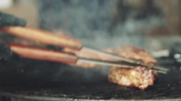 在火炉上烹饪美味的多汁肉牛排 美味的烧烤食品 火上准备的猪肉 街头食品 烧烤派对 烤肉与壳 美味的牛排特写 — 图库视频影像