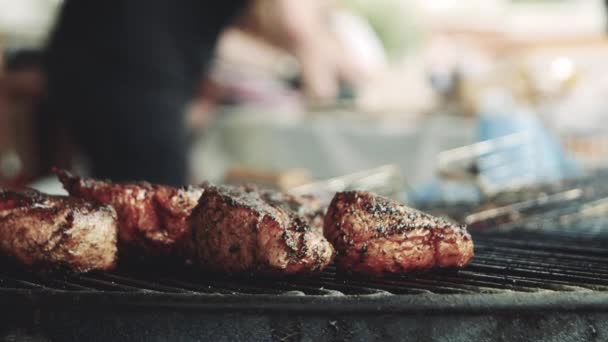 Koken Heerlijke Sappige Vlees Steaks Grill Brand Smakelijke Gegrilde Gerechten — Stockvideo