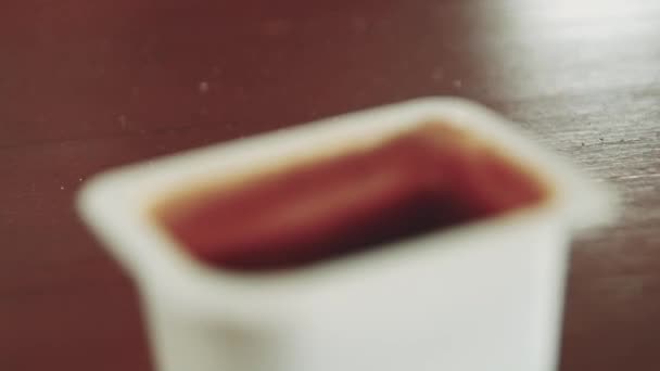 Фастфуд Ест Нездоровая Закуска Французский Томатный Соус Чипсы Окунающиеся Кетчуп — стоковое видео