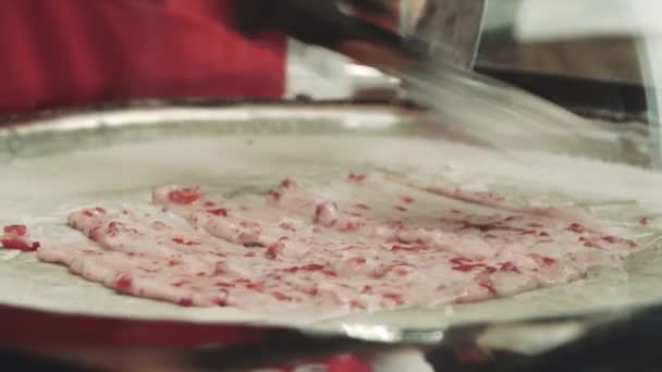 Ετοιμάζουμε Τηγανητά Παγωτά Φράουλα Στο Τηγάνι Παγωτατζίδικο Γλυκό Παγωτό Τηγανητή — Αρχείο Βίντεο